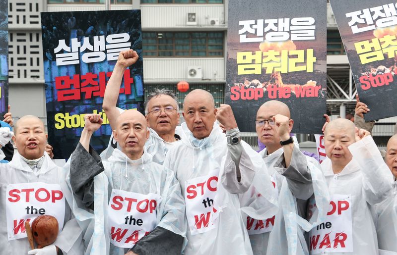 대한불교조계종 사회노동위원회 소속 스님들과 침략전쟁규탄 파병반대 평화행동 회원들이 20일 오전 서울 종로구 주한미국대사관 앞에서 '중동 평화를 기원하는 108배'를 앞두고 구호를 외치고 있다. 2026.5.20 ⓒ 뉴스1 임지훈 인턴기자