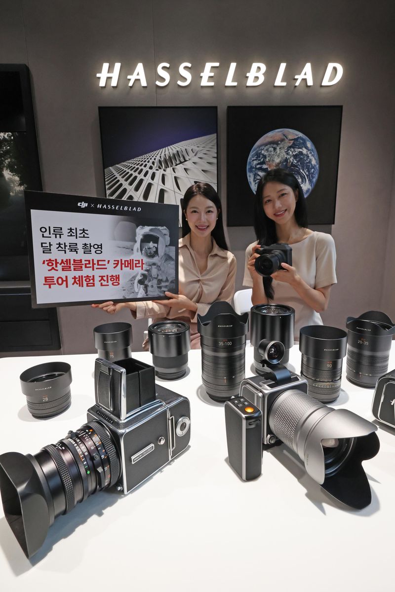 20일 서울 강남구 신사동에 오프한 DJI ·핫셀블라드 플래그십 매장에서 모델들이 핫셀블라드 제품을 소개하고 있다. 사진=박범준 기자