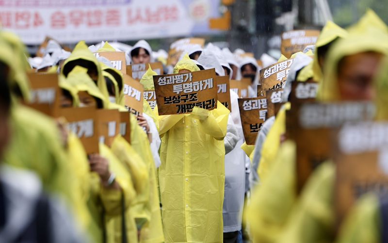 [성남=뉴시스] 김명년 기자 = 전국화학섬유식품산업노동조합 카카오지회 조합원들이 20일 경기 성남시 판교역 광장에서 결의대회를 열고 구호를 외치고 있다. 2026.05.20. kmn@newsis.com