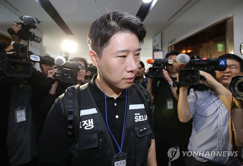 이동하는 최승호 초기업노동조합 삼성전자지부 위원장 (출처=연합뉴스)