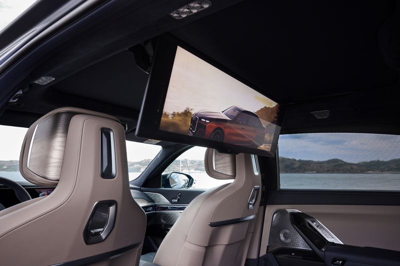 BMW 7시리즈 뒷좌석에 탑재된 'BMW 시어터 스크린'. BMW그룹코리아 제공.