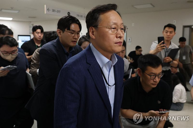 협상장 떠나는 여명구 사측 대표교섭위원 (출처=연합뉴스)