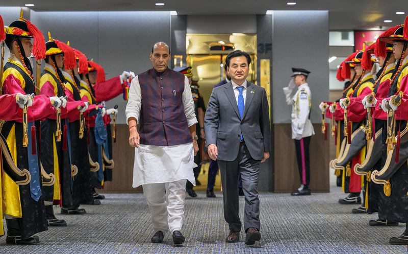 20일 오전 국방부에서 안규백 국방부장관과 라즈나트 싱 (Rajnath Singh) 인도 국방부장관이 의장행사에 임하고 있다. 국방부 제공