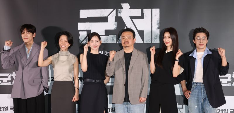 영화 '군체' 기자간담회 (서울=연합뉴스) 강민지 기자 = 20일 서울 용산구 CGV 용산아이파크몰에서 열린 영화 '군체' 언론시사회 및 기자간담회에서 감독과 배우들이 포즈를 취하고 있다. 왼쪽부터 지창욱, 김신록, 신현빈, 연상호 감독, 전지현, 구교환. 연합뉴스