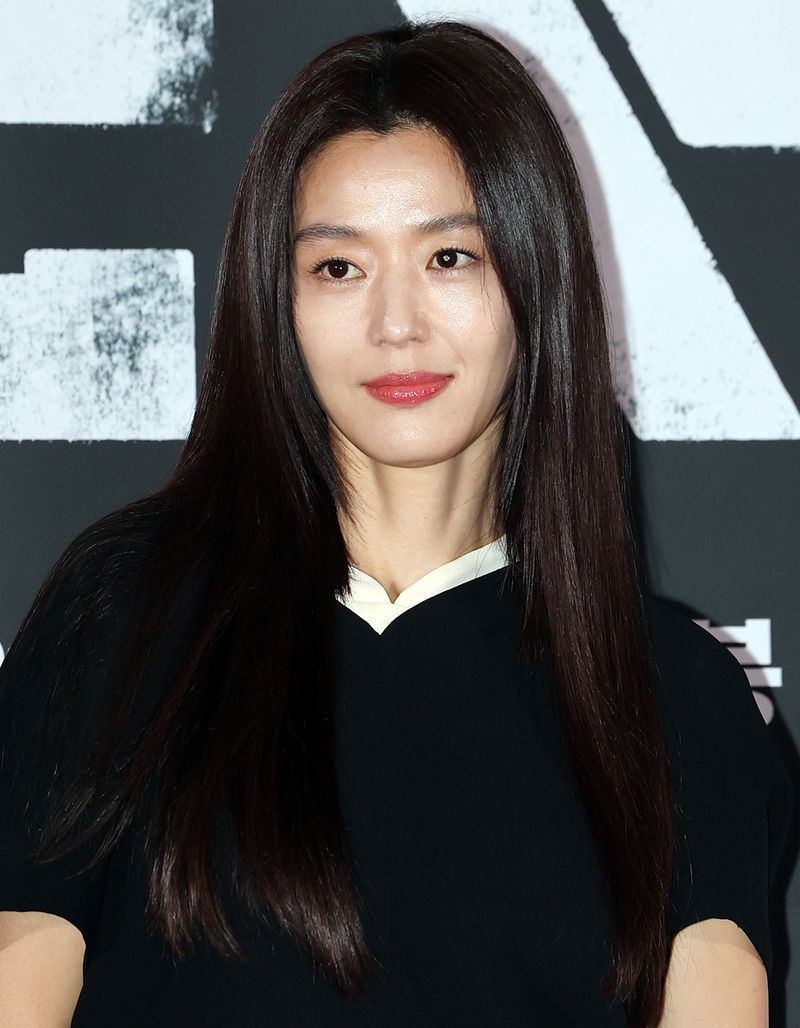 배우 전지현이 20일 서울 용산구 CGV용산아이파크몰에서 열린 영화 '군체' 기자간담회에 참석해 포즈를 취하고 있다. '군체'는 정체불명의 감염사태로 봉쇄된 건물 안, 고립된 생존자들이 예측할 수 없는 형태로 진화하는 감염자들에 맞서 벌이는 사투를 그린 작품으로 오는 21일 개봉한다. 2026.5.20 ⓒ 뉴스1 김진환 기자