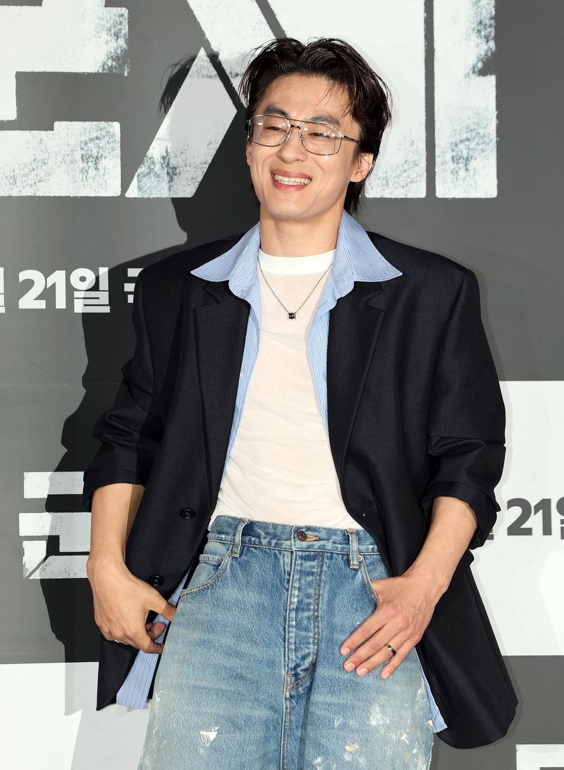 배우 구교환이 20일 서울 용산구 CGV용산아이파크몰에서 열린 영화 '군체' 기자간담회에 참석해 포즈를 취하고 있다. '군체'는 정체불명의 감염사태로 봉쇄된 건물 안, 고립된 생존자들이 예측할 수 없는 형태로 진화하는 감염자들에 맞서 벌이는 사투를 그린 작품으로 오는 21일 개봉한다. 2026.5.20 ⓒ 뉴스1 김진환 기자