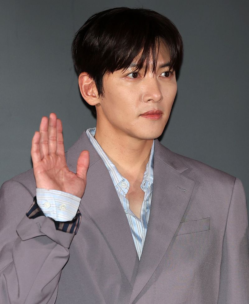 배우 지창욱이 20일 서울 용산구 CGV용산아이파크몰에서 열린 영화 '군체' 기자간담회에 참석해 포즈를 취하고 있다. '군체'는 정체불명의 감염사태로 봉쇄된 건물 안, 고립된 생존자들이 예측할 수 없는 형태로 진화하는 감염자들에 맞서 벌이는 사투를 그린 작품으로 오는 21일 개봉한다. 2026.5.20 ⓒ 뉴스1 김진환 기자