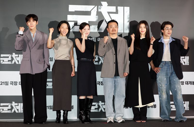 배우 지창욱(왼쪽부터)과 김신록, 신현빈, 연상호 감독, 전지현, 구교환이 20일 서울 용산구 CGV용산아이파크몰에서 열린 영화 '군체' 기자간담회에 참석해 포즈를 취하고 있다. '군체'는 정체불명의 감염사태로 봉쇄된 건물 안, 고립된 생존자들이 예측할 수 없는 형태로 진화하는 감염자들에 맞서 벌이는 사투를 그린 작품으로 오는 21일 개봉한다. 2026.5.20 ⓒ 뉴스1 김진환 기자