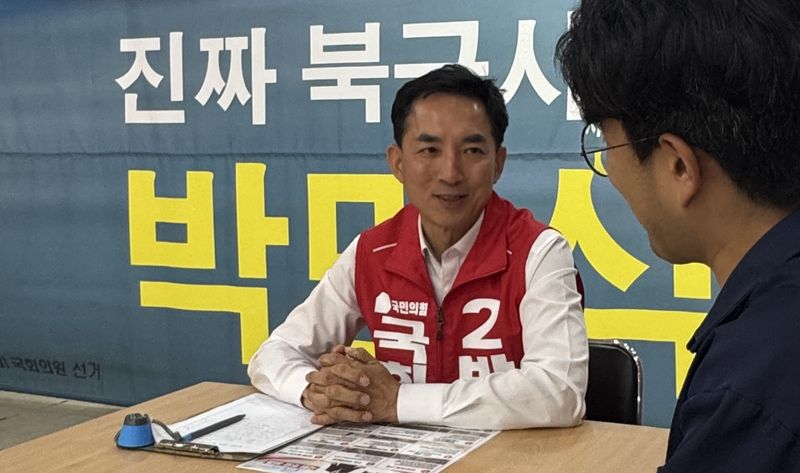 박민식 국민의힘 후보가 지난 18일 부산 북구 선거사무소에서 파이낸셜뉴스와 만나 이야기를 나누고 있다. 사진=이해람 기자