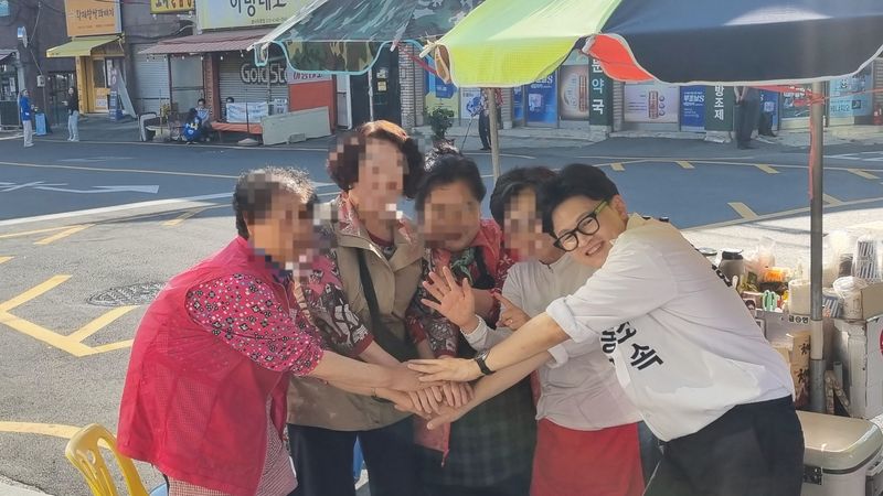 한동훈 무소속 후보(오른쪽 첫번째)가 지난 19일 부산 북구 구포동 일대에서 지지자들과 함께 포즈를 취하고 있다. 사진=이해람 기자