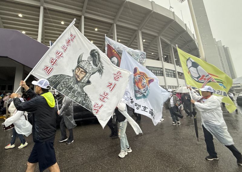 지난 5월 20일 수원종합운동장에서 열린 2025~2026 아시아축구연맹(AFC) 여자 챔피언스리그(AWCL) 준결승 전 수원FC위민과 내고향여자축구단 경기에 앞서 남북공동응원단이 응원 연습을 하고 있다. 뉴시스