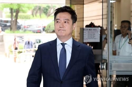 유튜버 김세의 가로세로연구소 대표. 배우 김수현의 명예를 훼손한 혐의 등으로 유튜버 김세의 가로세로연구소 대표에 대해 구속영장이 청구됐다. 경찰은 김세의가 김수현을 비방할 목적으로 허위사실을 반복 유포하고 증거까지 조작했다고 결론 내렸다./사진=연합뉴스