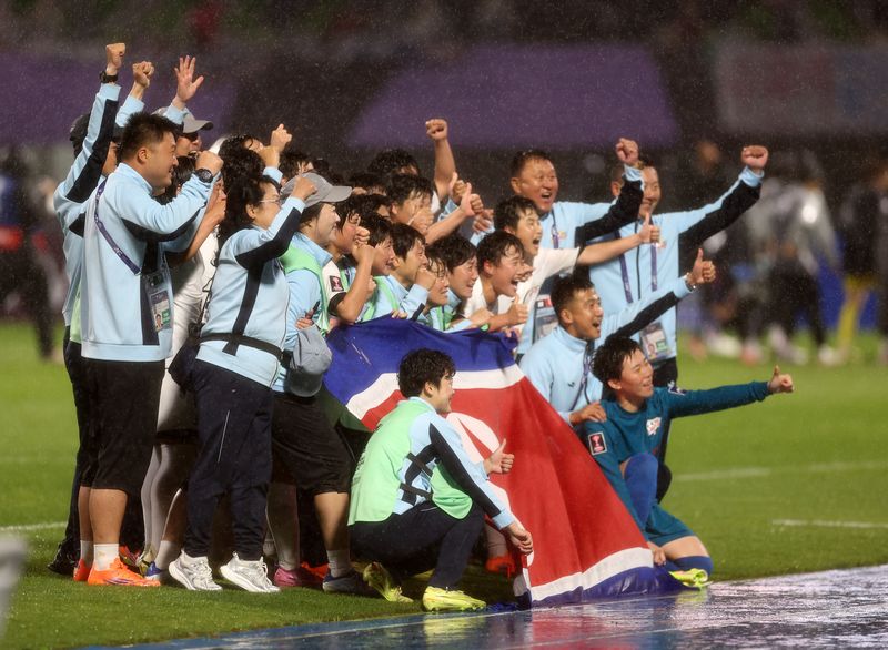 지난 20일 오후 경기 수원종합운동장에서 열린 2025~2026시즌 아시아축구연맹(AFC) 여자 챔피언스리그(AWCL) 4강전 수원FC위민과 내고향여자축구단의 경기, 2-1로 승리한 내고향 선수단이 기념사진을 찍고 있다. 뉴시스