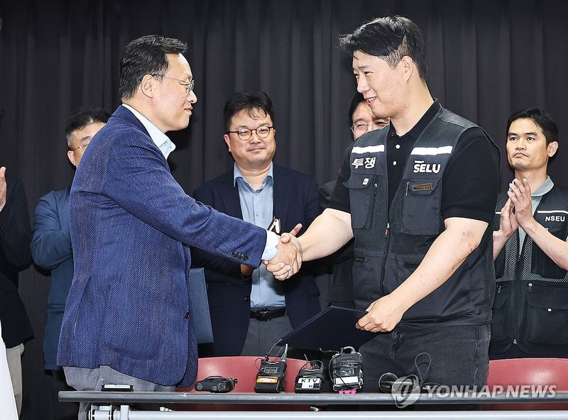 손 맞잡은 삼성전자 노사 (출처=연합뉴스)