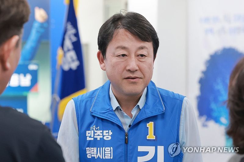 간담회 참석자와 대화 나누는 민주당 김용남 후보 (출처=연합뉴스)