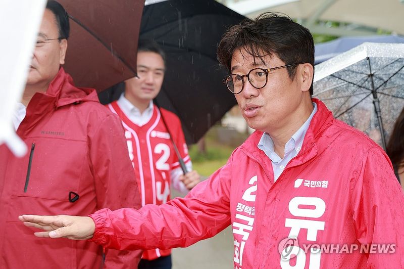 시민과 대화하는 국민의힘 유의동 평택을 후보 (출처=연합뉴스)