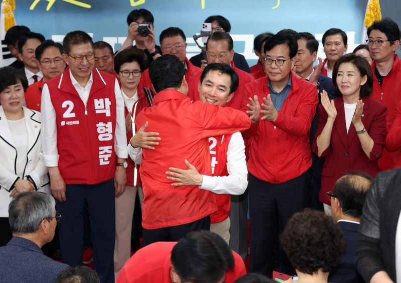 [부산=뉴시스] 하경민 기자 = 장동혁 국민의힘 대표와 송언석 원내대표가 10일 부산 북구의 한 건물에서 열린 박민식 부산 북구갑 국회의원 보궐선거 후보 선거사무소 개소식에 참석, 박 후보와 포옹하고 있다. 2026.05.10. yulnetphoto@newsis.com