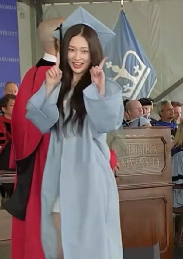 카메라를 바라보며 팬들에게 인사를 전하는 애니. /사진=엑스(X· 옛 트위터), 조선일보