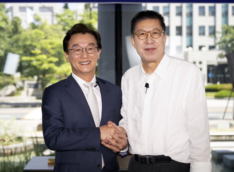 전재수 더불어민주당 부산시장 후보와 박형준 국민의힘 부산시장 후보가 18일 오전 부산 남구 국립부경대학교 대연캠퍼스 동원장보고관에서 열린 국제신문 주최 부산시장 후보 초청 토론회에 앞서 기념촬영을 하고 있다. (국제신문 제공. 재판매 및 DB 금지) 2026.5.18 ⓒ 뉴스1 윤일지 기자