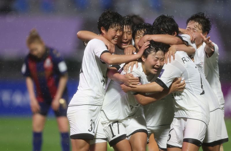 지난 20일 오후 경기 수원종합운동장에서 열린 2025~2026시즌 아시아축구연맹(AFC) 여자 챔피언스리그(AWCL) 4강전 수원FC위민과 내고향여자축구단의 경기, 후반 내고향 김경영이 팀의 두 번째 골을 넣은 뒤 동료들과 기뻐하고 있다. 뉴시스
