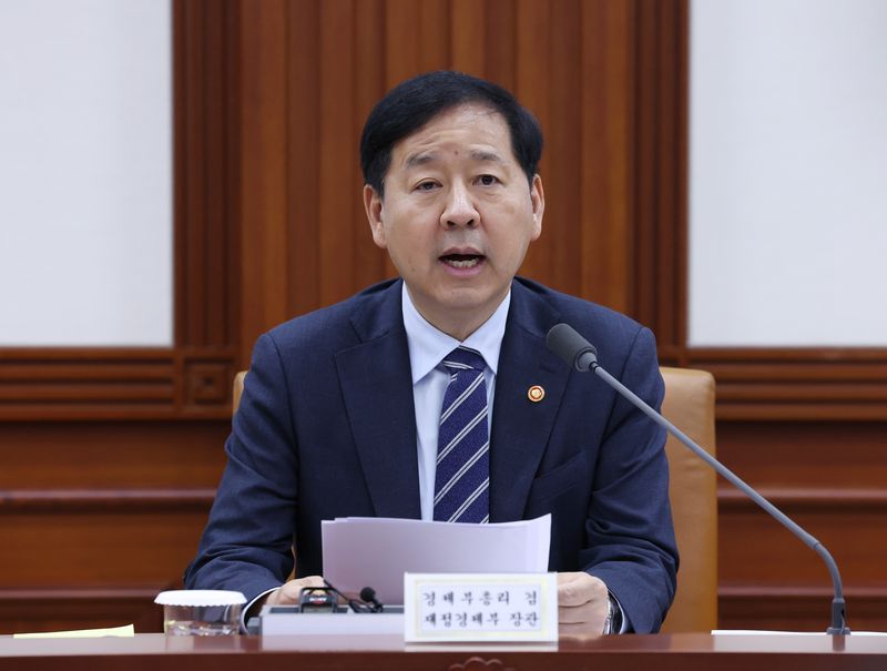 정부가 유동성 어려움을 겪는 중동 주요 발주처를 대상으로 총 60억달러 규모의 긴급운영자금 등을 지원한다. 구윤철 경제부총리 겸 재정경제부 장관이 21일 정부서울청사에서 민생물가 특별관리 TF 회의 겸 대외경제장관회의를 주재하고 있다. 뉴시스