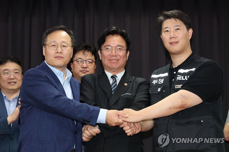 손 맞잡은 노사정 (출처=연합뉴스)
