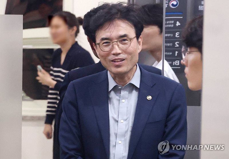삼성 노사 교섭 장소 들어가는 고용노동부 차관 (출처=연합뉴스)