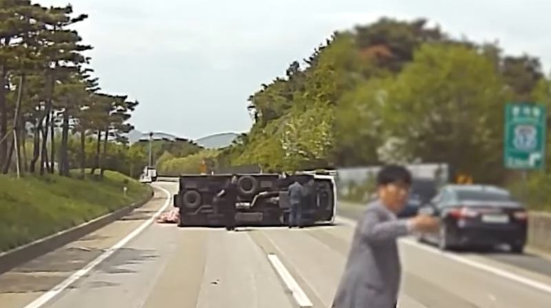 정기태 경위가 2차 사고를 막기 위해 뒤따라오는 차량의 서행을 유도하고 있다. /사진=경찰청 유튜브