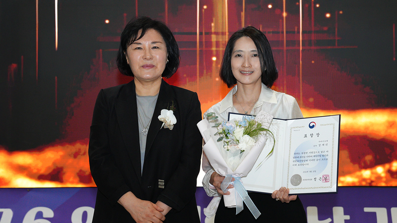 강재선 상무(사진 우측)이 지난 20일 서울 동대문디자인플라자(DDP)에서 열린 '2026 세계 임상시험의 날' 기념식에서 보건복지부 장관 표창을 받은 후 기념촬영중이다. 차바이오텍 제공.