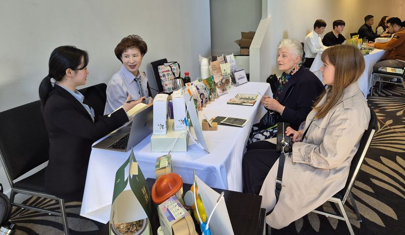 전남도가 전남지역 10개 기업으로 구성된 대양주 시장 개척단을 파견해 263만 달러 규모의 수출 협약을 체결하는 성과를 거뒀다. 사진은 수출 상담회 모습. 전남도 제공