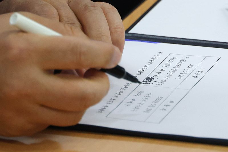 [수원=뉴시스] 김종택기자 = 여명구 삼성전자 DS(디바이스솔루션·반도체 사업 담당) 피플팀장이 20일 오후 경기 수원시 장안구 경기지방고용노동청에서 열린 삼성전자 노사교섭 결과 브리핑에서 합의안에 서명을 하고 있다. (공동취재) 2026.05.20. photo@newsis.com