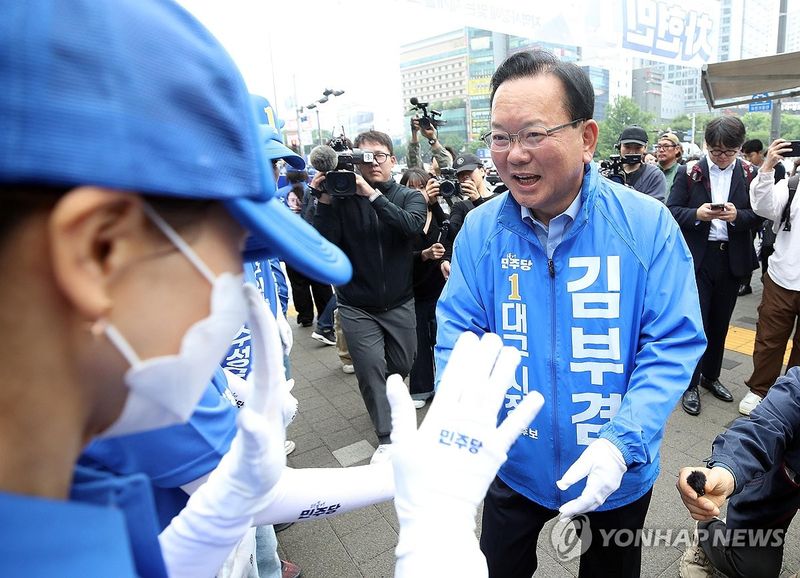 선거운동원과 악수하는 김부겸 (출처=연합뉴스)