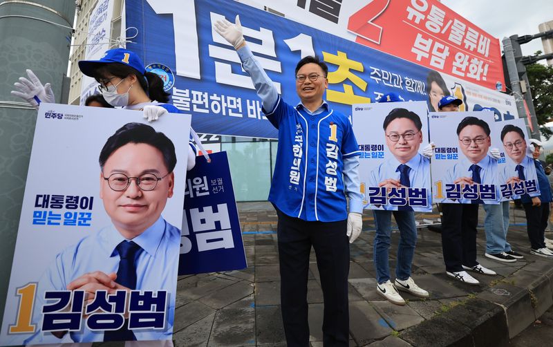 김성범 더불어민주당 서귀포시 국회의원 보궐선거 후보가 거리에서 시민들에게 지지를 호소하고 있다. 김 후보는 32년 행정 경험과 정부·제주도정 협력체계를 앞세워 본투표 참여를 당부했다. /사진=연합뉴스