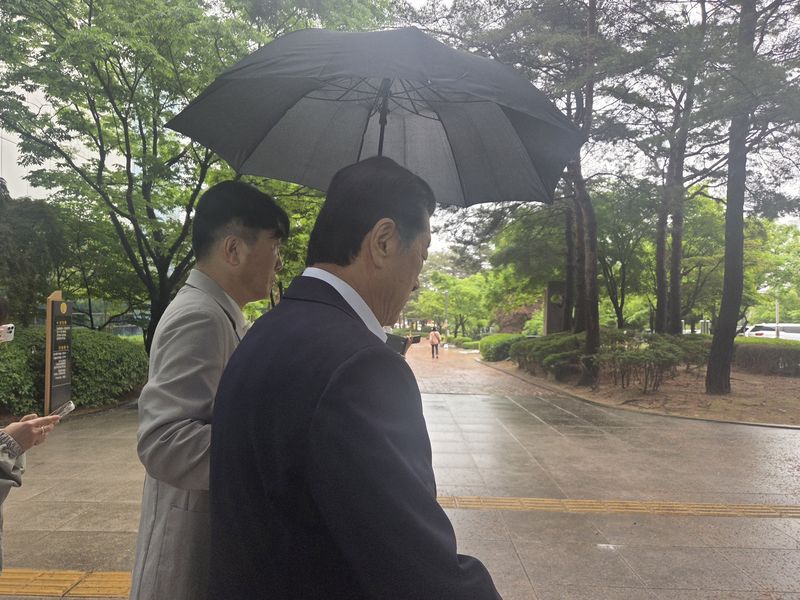 김용만 김가네 회장은 20일 선고 이후 '결심 공판에서 잘못을 후회하고 반성한다는 입장과 동일한지' 등 취재진 질문에 아무 말도 하지 않은 채 귀가하고 있다. 2026.05.21 /사진=뉴시스