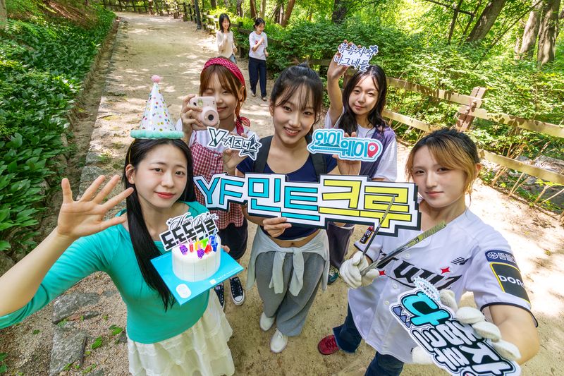 KT그룹 대학생 마케터 'Y퓨처리스트'가 'YF 민트크루' 모집을 소개하는 모습. KT 제공
