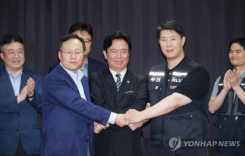 손 맞잡은 노사정 (출처=연합뉴스)