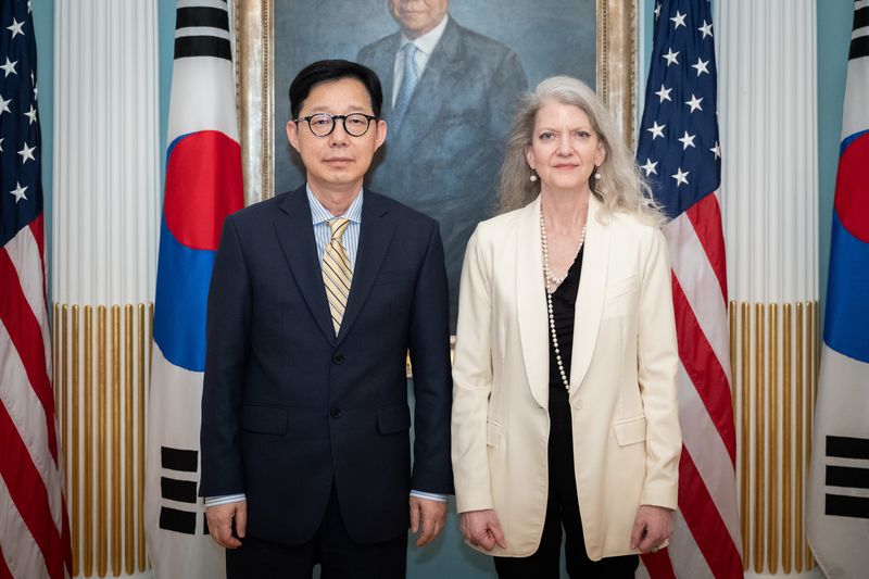 박윤주 외교부 1차관 19일(현지시간) 워싱턴DC 국무부 청사에서 앨리슨 후커 미 국무부 정무차관과 기념 촬영을 하고 있다.(외교부 제공, 재판매 및 DB금지) ⓒ 뉴스1 류정민 특파원