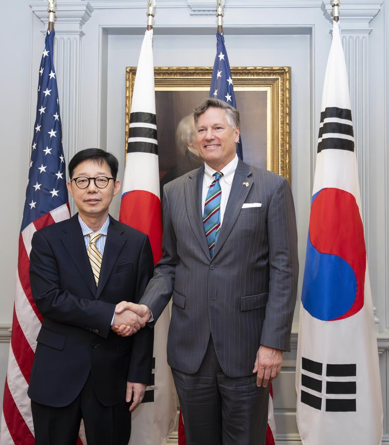 박윤주 외교부 제1차관이 20일(현지시간) 미국 워싱턴 D.C.에서 열린 한미 외교차관회담에서 크리스토퍼 랜다우 미국 국무부 부장관과 기념 촬영을 하고 있다. (외교부 제공. 재판매 및 DB 금지) 2026.5.21 ⓒ 뉴스1