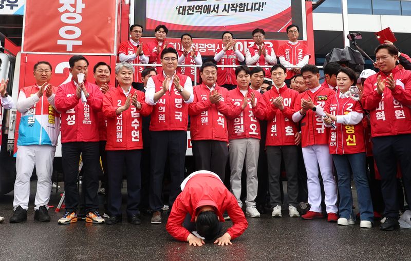 장동혁 국민의힘 대표가 21일 오전 대전 동구 대전역 서광장에서 열린 대전 지역 후보 합동 출정식에서 유권자들에게 큰절하고 있다. 뉴시스
