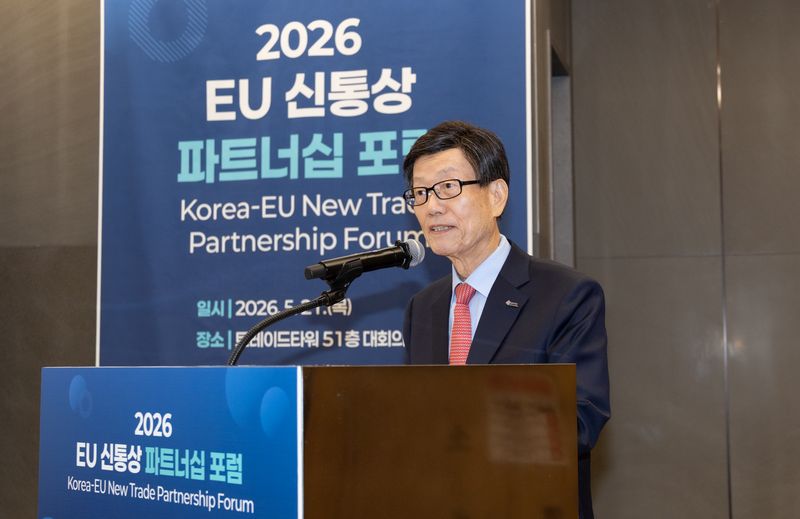 윤진식 한국무역협회장이 21일 서울 강남구 트레이드타워에서 개최한 '2026 EU 신통상 파트너십 포럼'에서 개회사를 하고 있다. 한국무역협회 제공.