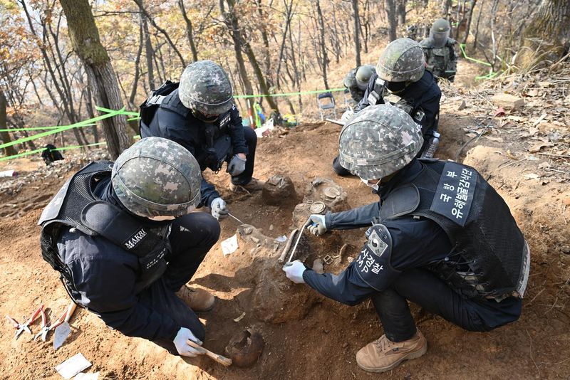 국방부는 지난해 10월 15일부터 11월 28일까지 6·25 전쟁 당시 중부 전선의 주요 전투지역이었던 강원도 철원 백마고지 일대에서 유해발굴을 실시했다.이번 유해발굴에는 우리 장병 100여 명과 유엔사 회원국 장병들이 참여했으며 총 25구의 유해와 1962점의 전사자 유품을 수습했다. 사진은 국방부 유해발굴감식단이 유해를 수습하는 모습. 국방부 제공