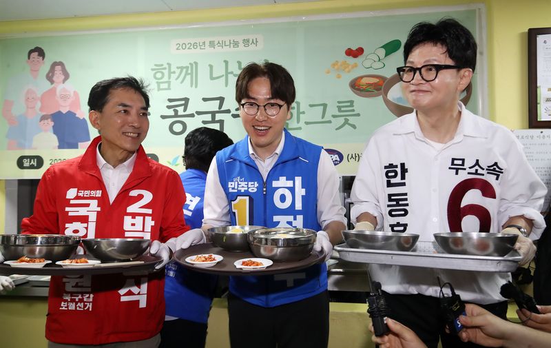 박민식 국민의힘 부산 북구갑 국회의원 보궐선거 후보(왼쪽부터), 하정우 더불어민주당 부산 북구갑 국회의원 보궐선거 후보, 한동훈 무소속 부산 북구갑 국회의원 보궐선거 후보가 21일 부산 북구 남산정종합사회복지관에서 열린 콩국수 나눔 행사에 참석해 콩국수 봉사를 하며 어르신들께 지지를 호소하고 있다. 2026.5.21 ⓒ 뉴스1 윤일지 기자