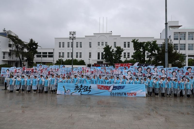 이종욱 진보당 전남광주통합특별시장 후보(왼쪽에서 열다섯 번째)가 21일 광주 5·18민주광장에서 광주권 후보들과 합동 출정식을 열어 "진보-민주 호남 양날개를 만들고, 경쟁과 협력의 정치를 펼쳐 전남광주의 미래를 개척하겠다"라고 밝히고 있다. 후보 측 제공