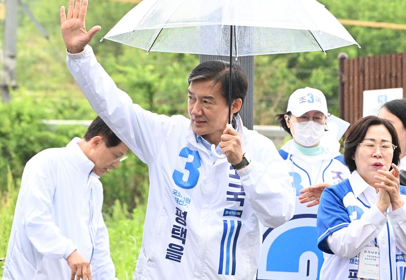 경기 평택을 국회의원 재선거에 출마한 조국 조국혁신당 후보가 21일 경기 평택시 고덕동 KTX 경기남부역사 예정부지에서 열린 공식선거운동 출정식에서 지지를 호소하고 있다. 뉴시스