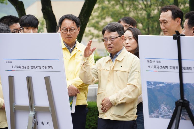 박은식 산림청장(가운데)이 21일 경남 김해 봉하마을 주변 소나무재선충병 방제현장을 살피며 철저한 방제를 당부하고 있다. 산림청 제공