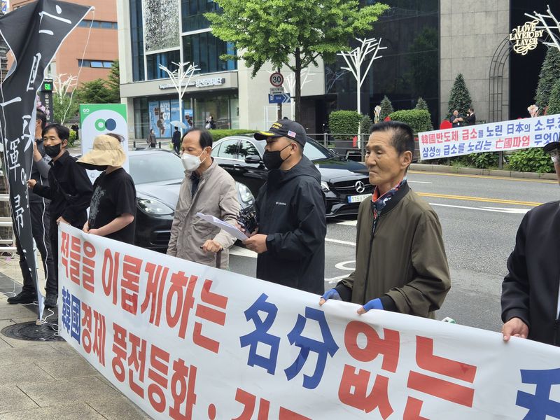 삼성전자 주주행동 실천본부 관계자들이 21일 오전 서울 용산구 이태원로 일대에서 집회를 열고 삼성전자 노사의 성과급 체계 합의에 반대 성명을 발표하고 있다. 사진=이동혁 기자