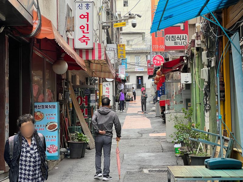 지난 21일 서울 중구 한 골목 식당가를 사람들이 오가고 있다. 사진=김현지 기자