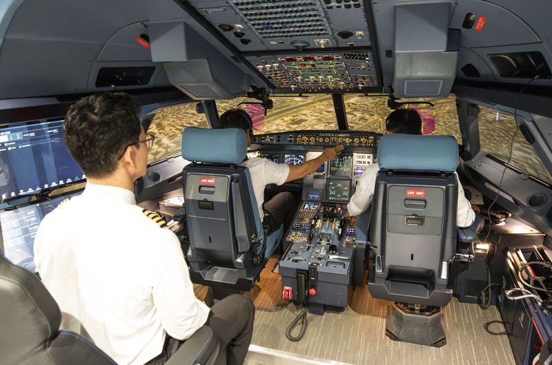 A320neo 시뮬레이터에서 운항 승무원들이 훈련을 하고 있다. 진에어 제공