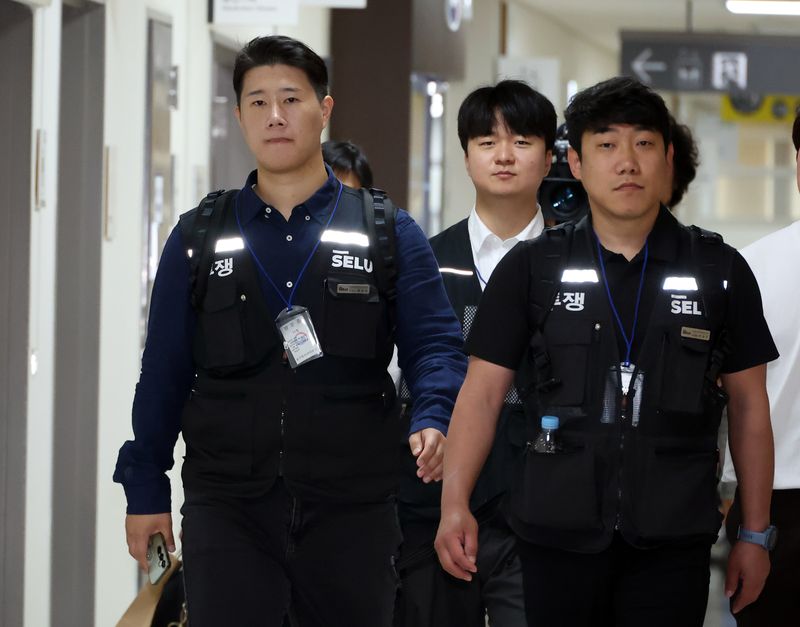 [세종=뉴시스] 강종민 기자 = 최승호 초기업노조 삼성전자지부 위원장이 19일 정부세종청사 중앙노동위원회에서 열리는 사후조정회의에 참석하고 있다. 2026.05.19. ppkjm@newsis.com