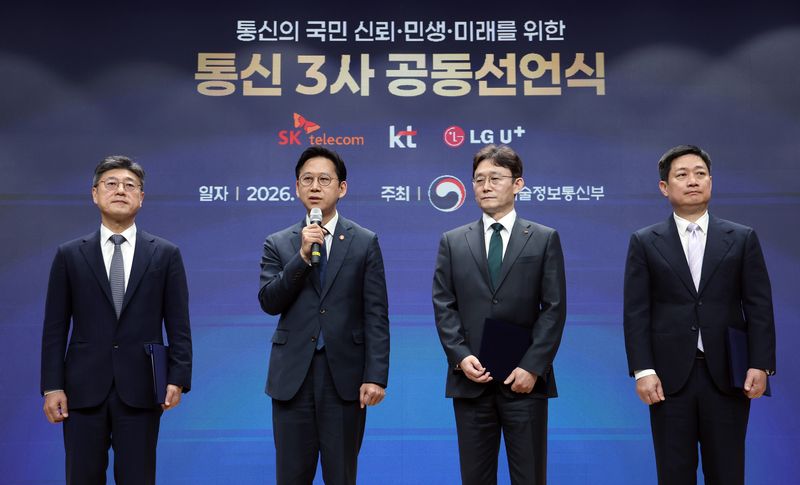 배경훈 부총리 겸 과학기술정보통신부 장관이 9일 오후 서울 강남구 한국과학기술회관에서 열린 통신의 국민 신뢰·민생·미래를 위한 통신3사 공동선언식에서 발언을 하고 있다. 왼쪽부터 정재헌 SK텔레콤 대표, 배경훈 부총리, 박윤영 KT 대표, 홍범식 LG유플러스 대표. 2026.4.9 ⓒ 뉴스1 김진환 기자